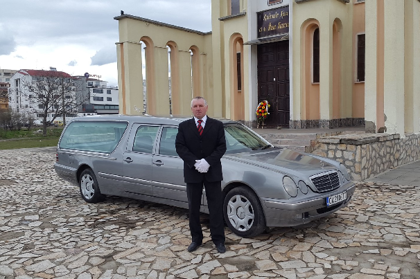Погребален катафалка Mercedes и служител на погребална агенция Харон пред църква в София